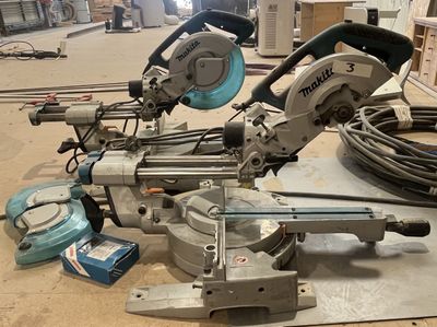 Deux scies pendulaires MAKITA.