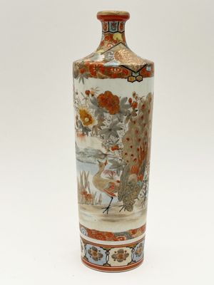 un vase orné d'une peinture posé sur une surface blanche