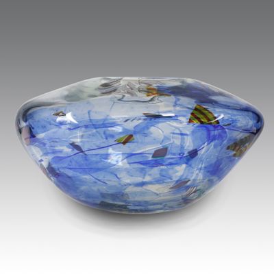 un saladier en verre orné de motifs bleus et jaunes