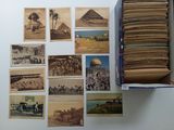 un livre ouvert sur lequel sont posées plusieurs vieilles photos