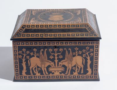 une boîte noire et dorée ornée d'un éléphant