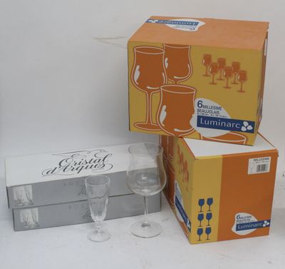 trois verres à vin et une boîte de verres à vin