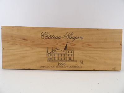 gros plan d'une boîte en bois portant une étiquette