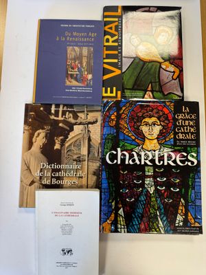 de nombreux livres exposés les uns à côté des autres sur une table