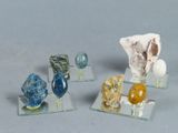cinq types différents de roches et de pierres exposés