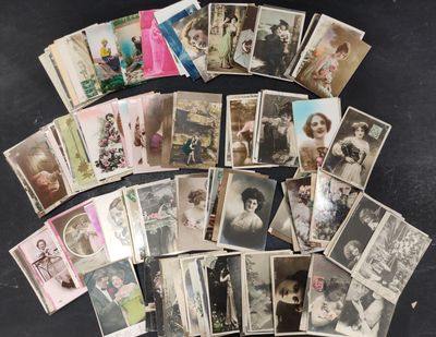 beaucoup de vieilles photos de personnes sur la table