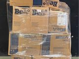 une pile de cartons posée sur une palette
