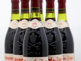 six bouteilles de vin sont alignées sur une surface blanche