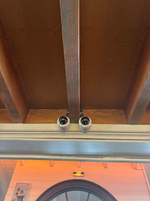 B67: Système de vidéosurveillance comprenant environ 9 camér…