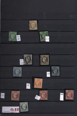 de nombreux timbres différents sur un tableau noir accroché au mur