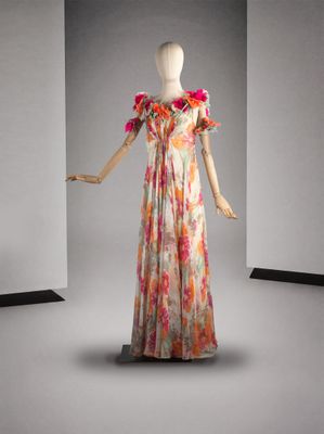 l'image d'un mannequin portant une robe à fleurs