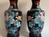deux vases posés sur une table