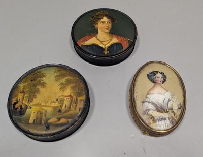 trois miniatures représentant une femme en robe blanche et une dame en robe blanche