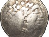 Gros plan sur une pièce de monnaie en argent portant un visage de femme