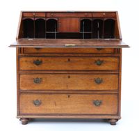 Commode formant scriban en bois naturel ouvrant en façade à …