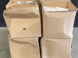 de nombreux cartons empilés sur une palette dans un entrepôt