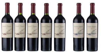 six bouteilles de vin rouge sont alignées