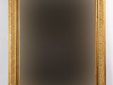 un miroir ancien dans un cadre doré, sur fond blanc