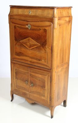 un petit meuble en bois surmonté d'un tiroir