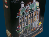 une boîte contenant un bâtiment construit avec des Lego