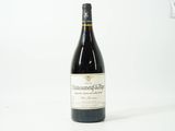 une bouteille de vin posée sur une table