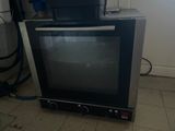 un petit téléviseur posé sur un comptoir