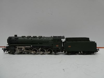 un petit train posé sur une surface blanche