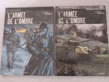 deux livres posés sur une table blanche, avec un aquarium en arrière-plan