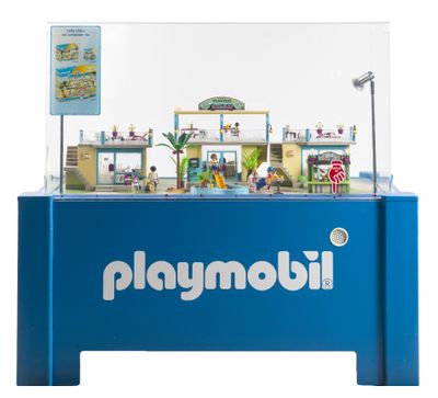 une vitrine Playmobil sur laquelle est posé un Playmobil