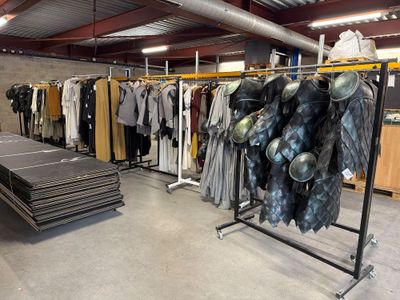 un portemanteau dans un magasin de vêtements, sur lequel sont suspendus de nombreux vêtements