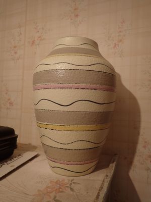 un vase posé sur une table