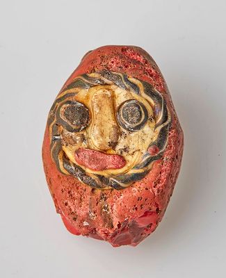 une image représentant une pierre sur laquelle est peint un visage