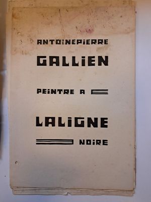 une affiche accrochée au mur d'un immeuble sur laquelle on peut lire