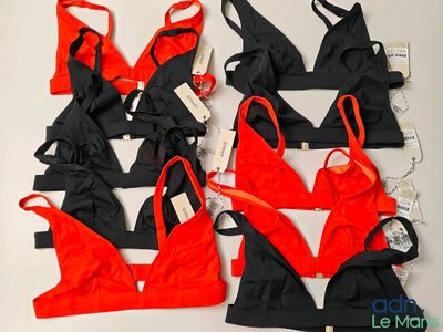 Plusieurs modèles de bikinis sont alignés sur une surface blanche