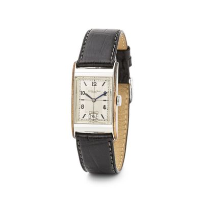 une photo d'une montre-bracelet avec un bracelet en cuir noir