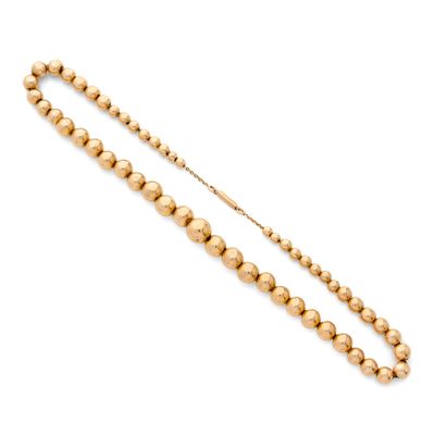 un collier de perles dorées sur fond blanc