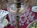 une table sur laquelle se trouvent un bol de fruits et une lampe