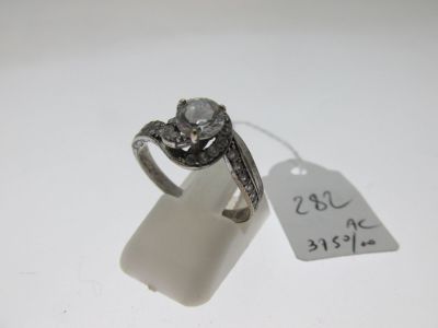 une bague en argent sertie d'un diamant, avec une étiquette de prix