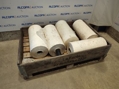 quatre rouleaux de papier posés dans une caisse posée par terre