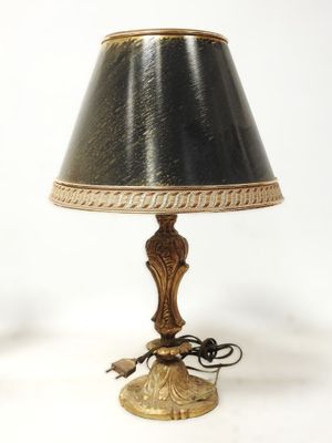 une paire de lampes de table anciennes en laiton avec des abat-jours noirs sur fond blanc