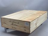 une boîte en bois portant une étiquette