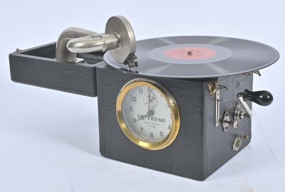 une horloge posée sur un disque