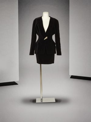 une image d'une robe noire sur un mannequin