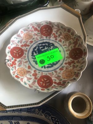 une assiette sur laquelle est collé un autocollant vert, posée sur une table