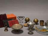 beaucoup d'objets en argent qui se trouvent sur la table