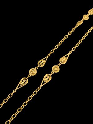 une paire de bracelets à chaîne plaqués or sur fond noir