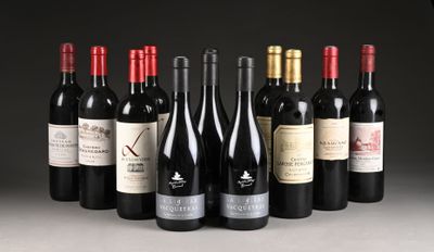 plusieurs bouteilles de vin sont alignées sur une table