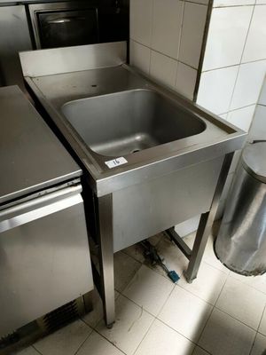deux éviers en acier inoxydable et une poubelle dans la cuisine