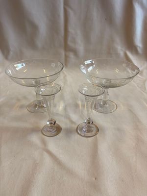 deux bols en verre vides posés sur une table