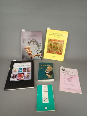 plusieurs livres sont posés sur une table les uns à côté des autres